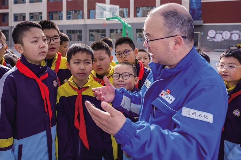 劳模宣讲进校园 科普点亮开学季