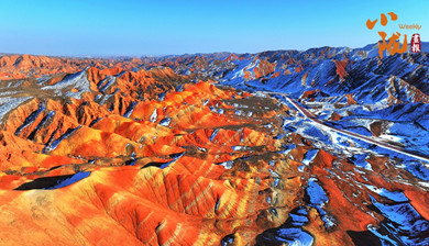 临泽：春雪落丹霞 似水墨天境
