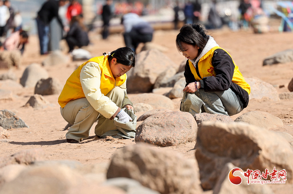 陇拍客丨让志愿红点亮黄河岸线！兰州开展保护母亲河主题活动