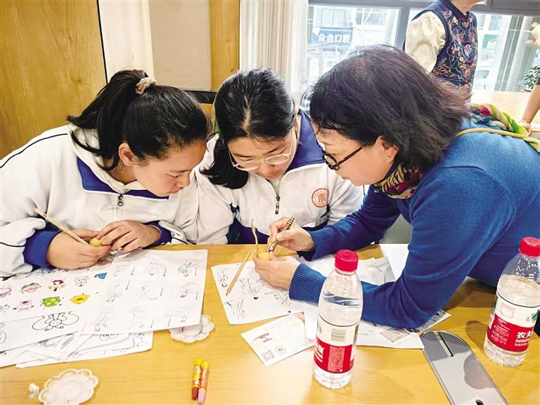 刻葫芦非遗体验活动走进兰州八中
