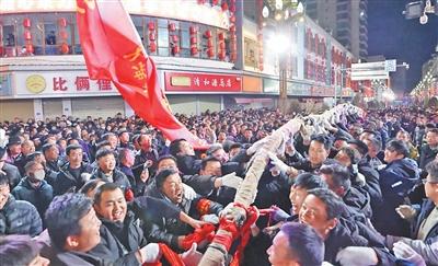 甘肃临潭县“万人扯绳赛”传承600多年 一根长绳牵动万人心（聚焦传统体育）