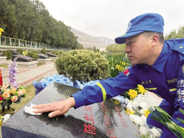 缅怀革命先烈 传承英烈精神