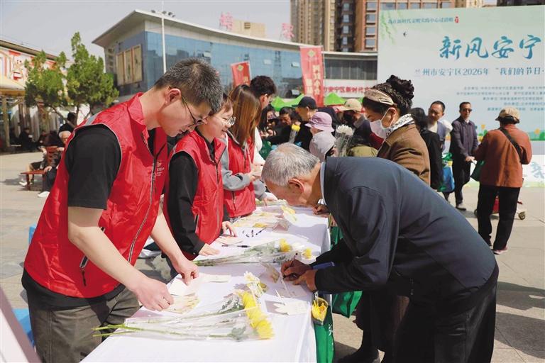 忠魂永铭记 鲜花寄哀思