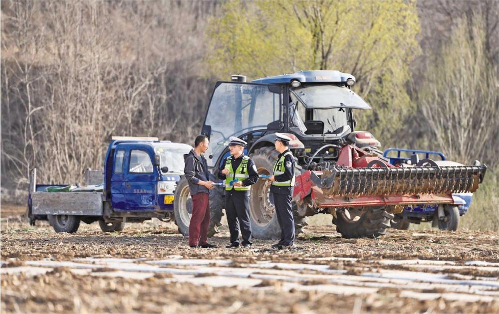 将“平安种子”播撒在田间地头