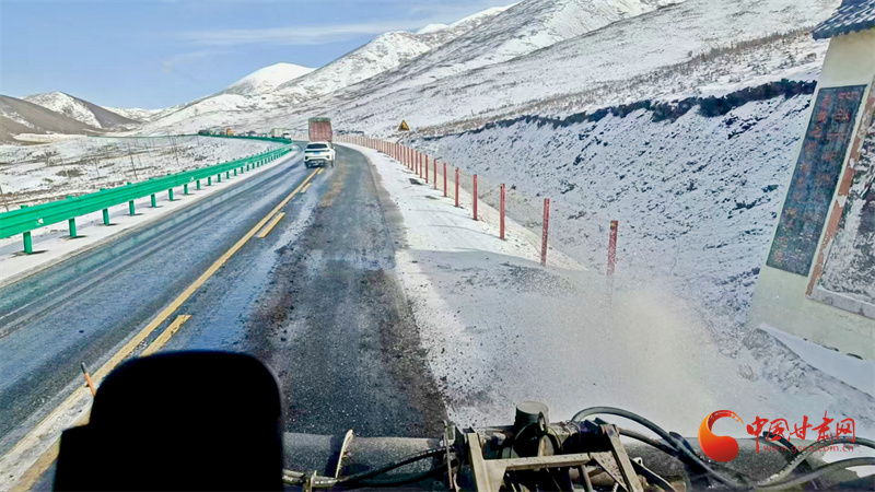 五一假期遇雨雪天气 武威公路人坚守保畅通