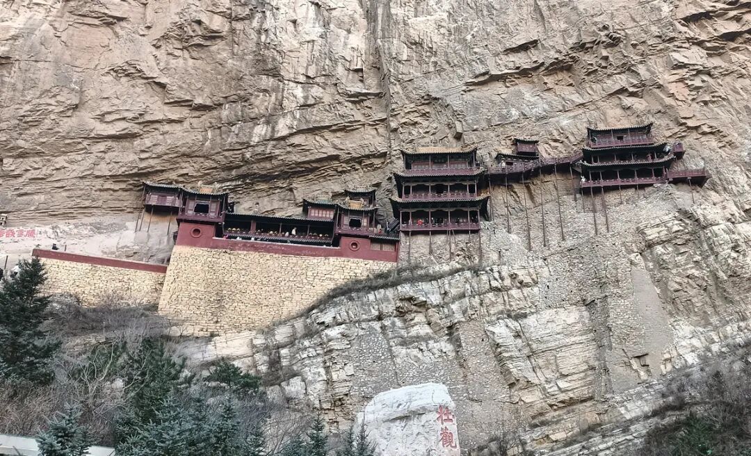 央视曝光悬空寺景区乱象：门票售罄后还能加价代买、黑车揽客到落石区拍照…当地回应