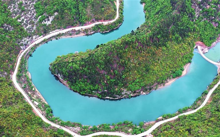 一江劈峡谷 青山开画卷