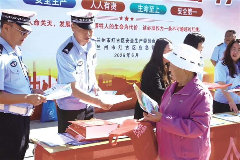 兰州：守护“一老一小”保障平安出行