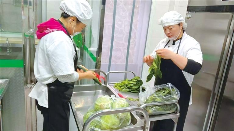 皋兰县持续抓实抓细“妈妈食堂”常态化运行