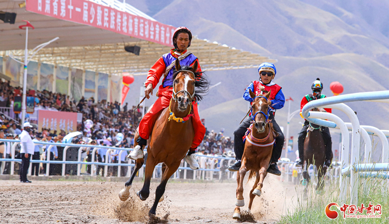 祁连山下策马扬鞭 演绎夏日“速度与激情”