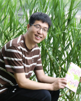 陈伟军新书《桃花朵朵》 用童心笔触书写时代蝶变