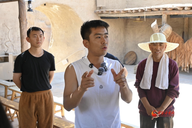 重走中国西北角|从农民到“业余的专业演员”：一根牛绳，牵起三个人的闽宁新梦