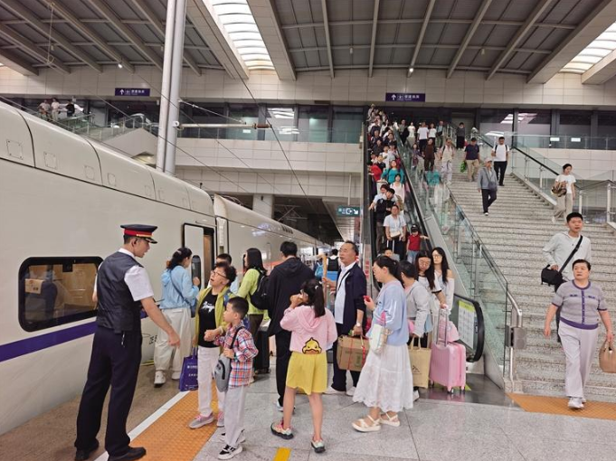 兰州铁路今年首趟周末避暑旅游列车开行