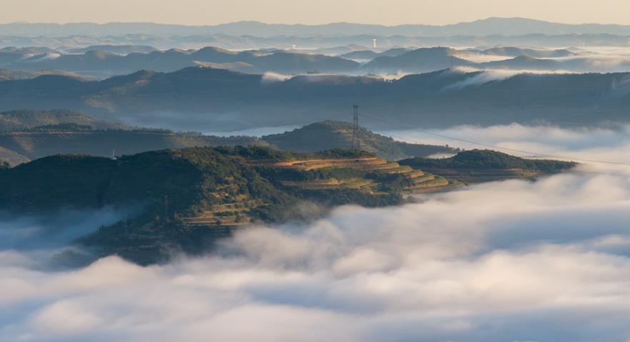 平流雾萦绕静宁 黄土高原上演水墨美景