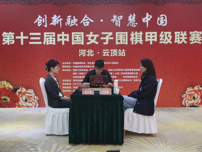 於之莹（左）负于严惜蓦。图片来源：中国围棋协会