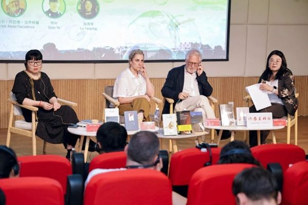 三国作家对谈“记忆栖居之处”：写作是与遗忘的对抗