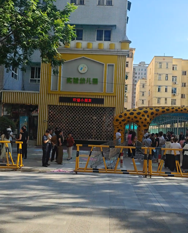 陕西宝鸡一民办幼儿园开学当天突然闭园，家长上午送娃上学下午被通知重选学校，教体局：园方办学资质失效，已安排分流