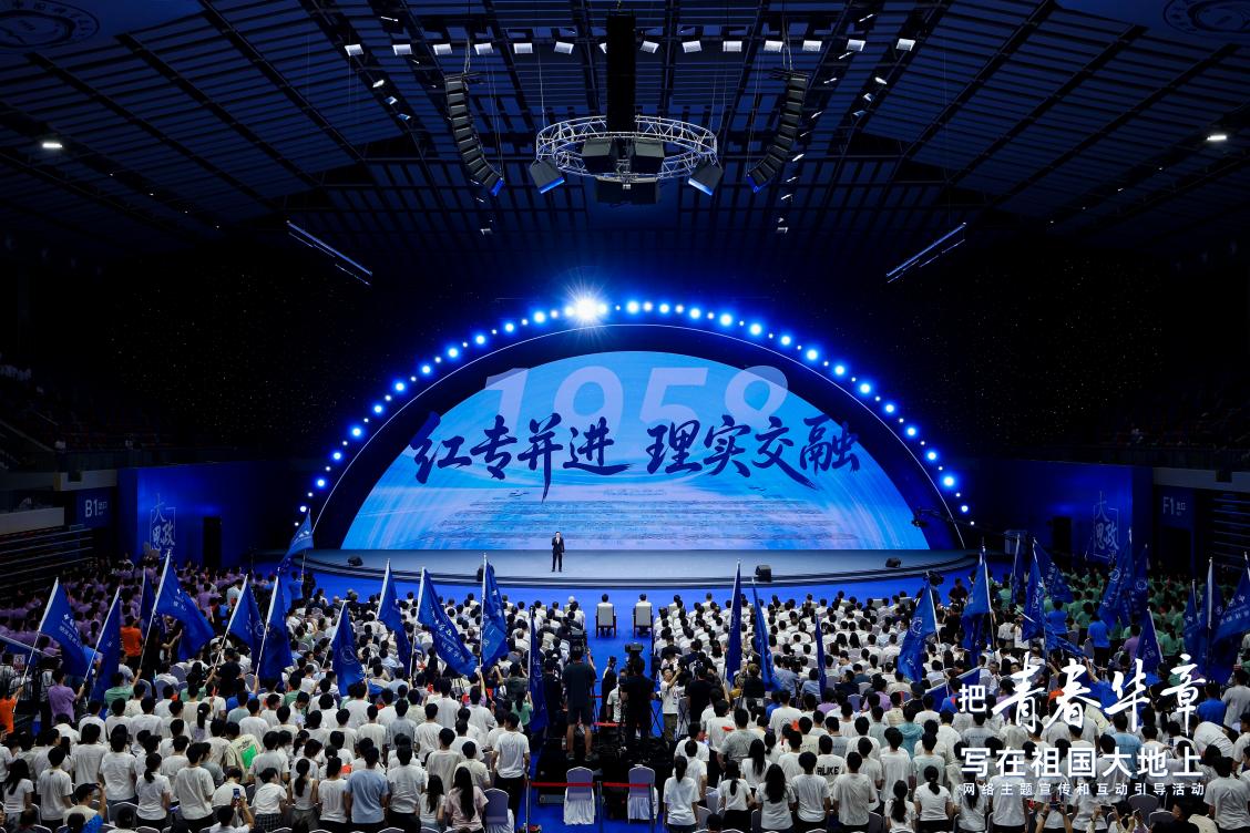 中国科学院院士、中国科学技术大学校长常进开讲。主办方供图