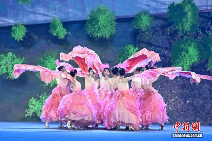 9月8日，演员表演舞蹈《春城之约》。　中新网记者 李嘉娴 摄