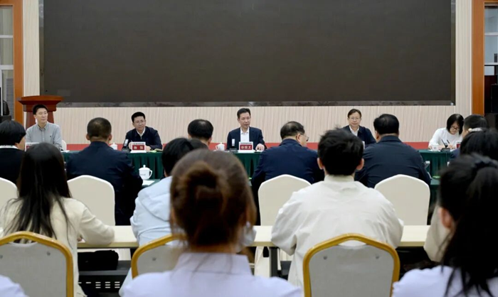 靳国卫在兰州财经大学讲授思政课