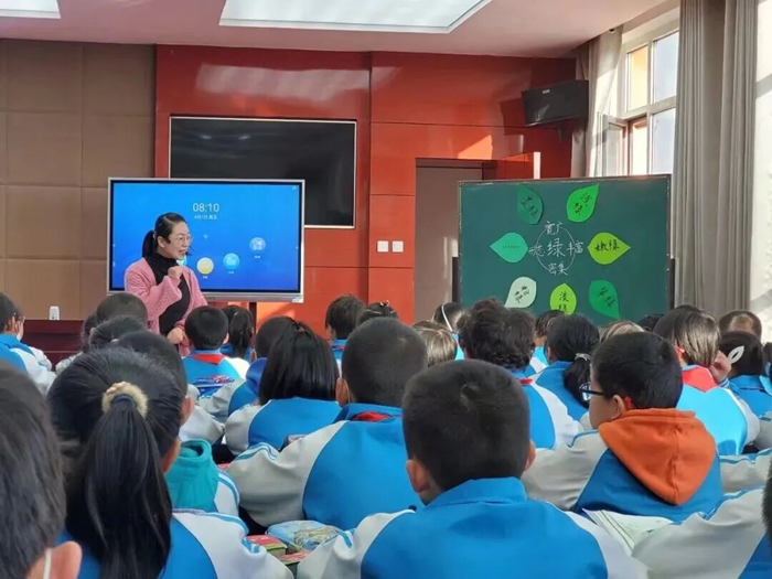 南新霞:以爱为壤润童心，以智为灯照前路
