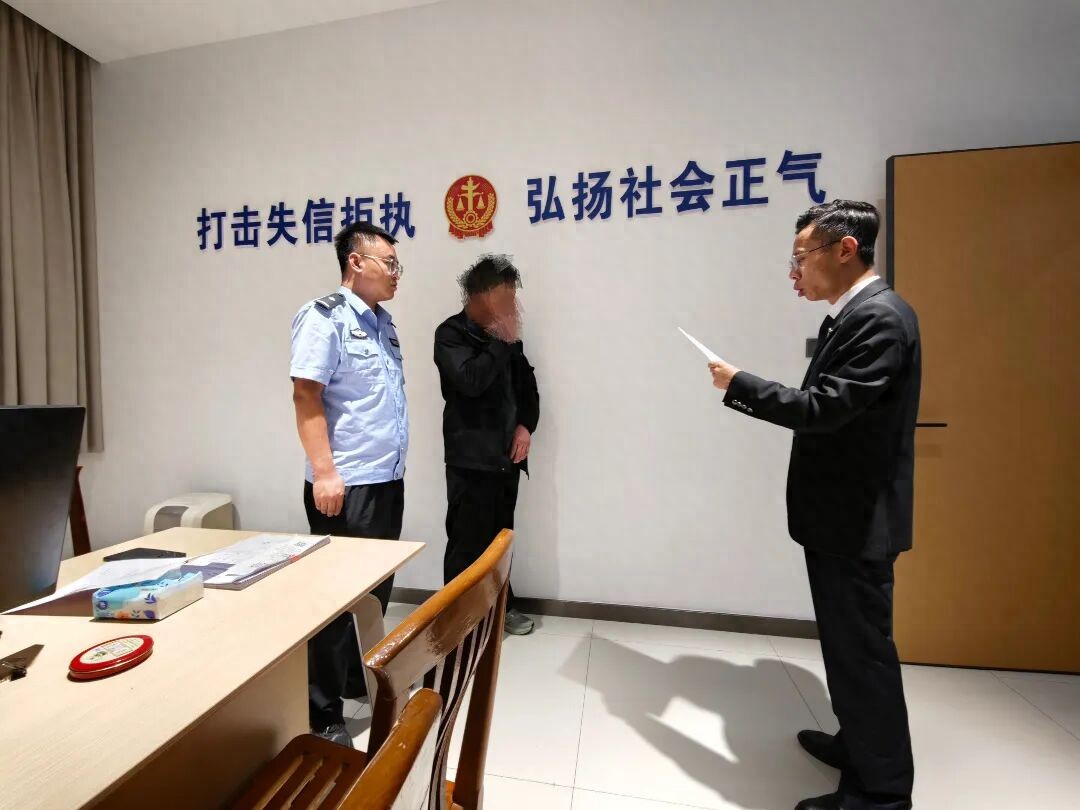 “砰！”被执行人“撞”上门 | 执行法官八小时外果断拘传，打通执行堵点