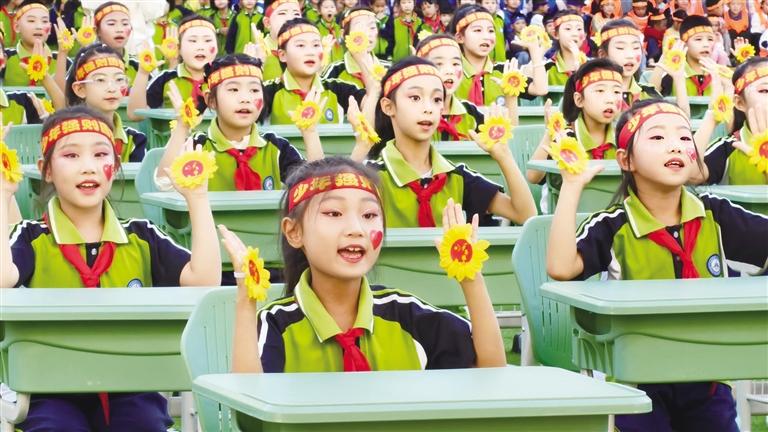 合水路小学百人课桌操献礼祖国