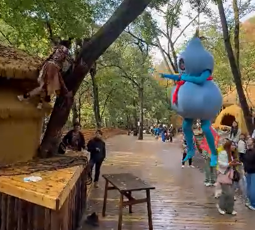 辽宁本溪一景区上线“葫芦娃”NPC，上班挂树上荡秋千，景区回应：是葫芦成精形象，挂多久完全取决于NPC，还在招聘“葫芦兄弟”
