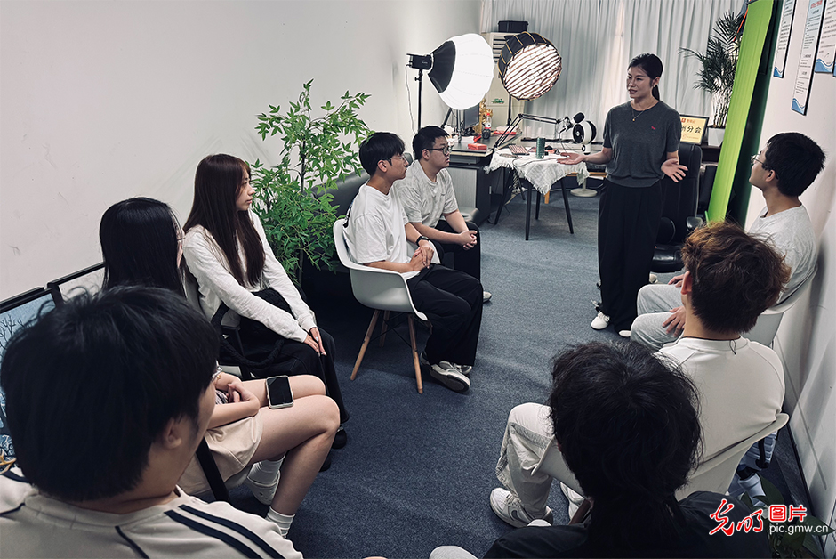 就业服务前移：从帮扶求职到陪伴领航