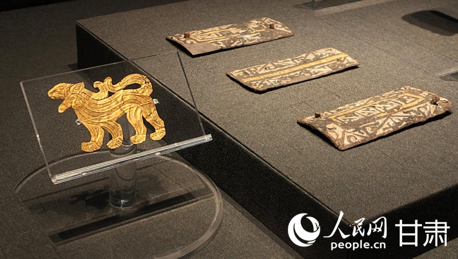 马家塬遗址出土的金箔虎形车饰，原为战国戎人贵族马车车厢侧板装饰。人民网记者 米媛摄