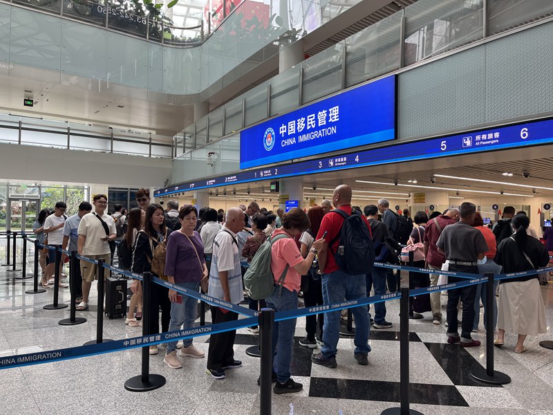 入境旅客在美兰国际机场有序候检。魏翠玲摄