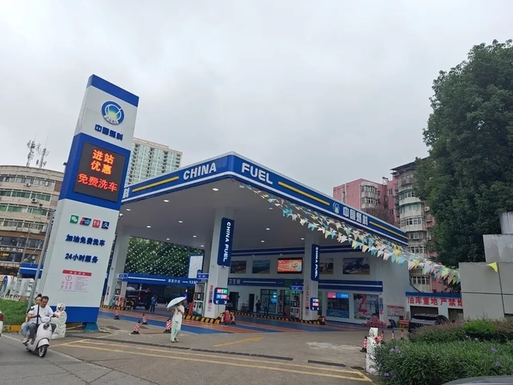 “每天开窗能看见油罐车”，长沙一加油站被举报违建二十余年，与小区仅一墙之隔，周边居民多次投诉，官方：缺少手续，案件复杂仍在研判