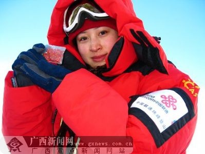 登山女英雄罗丽莉在珠峰展出广西新闻网红豆社区吉祥物"红豆".