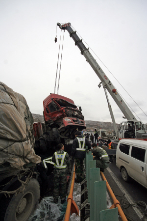 青兰高速连环车祸堵瘫道路
